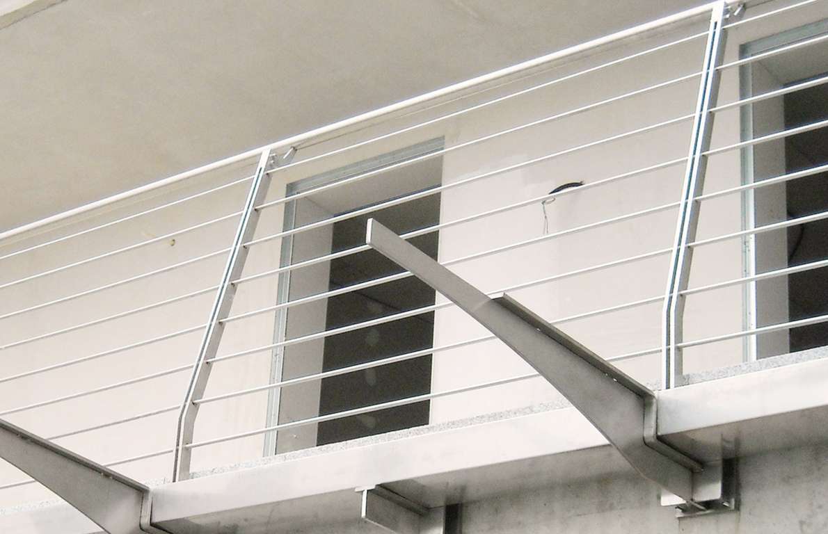 Swiss Pro Multiservice Ticino installazione serramenti parapetti in vetro metalli protezioni solari pavimenti parquet cartongesso metalcostruzioni facciate continue leader di settore